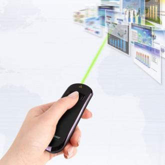 プレゼンテーションでレーザーポインターを使用するビジネスパーソン