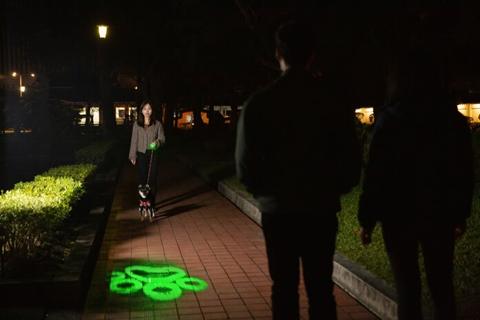 ペットの存在を知らせる肉球マークを照射するグリーンレーザー