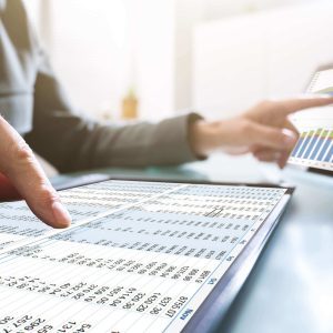 PC画面で販売データを分析しているビジネスシーン