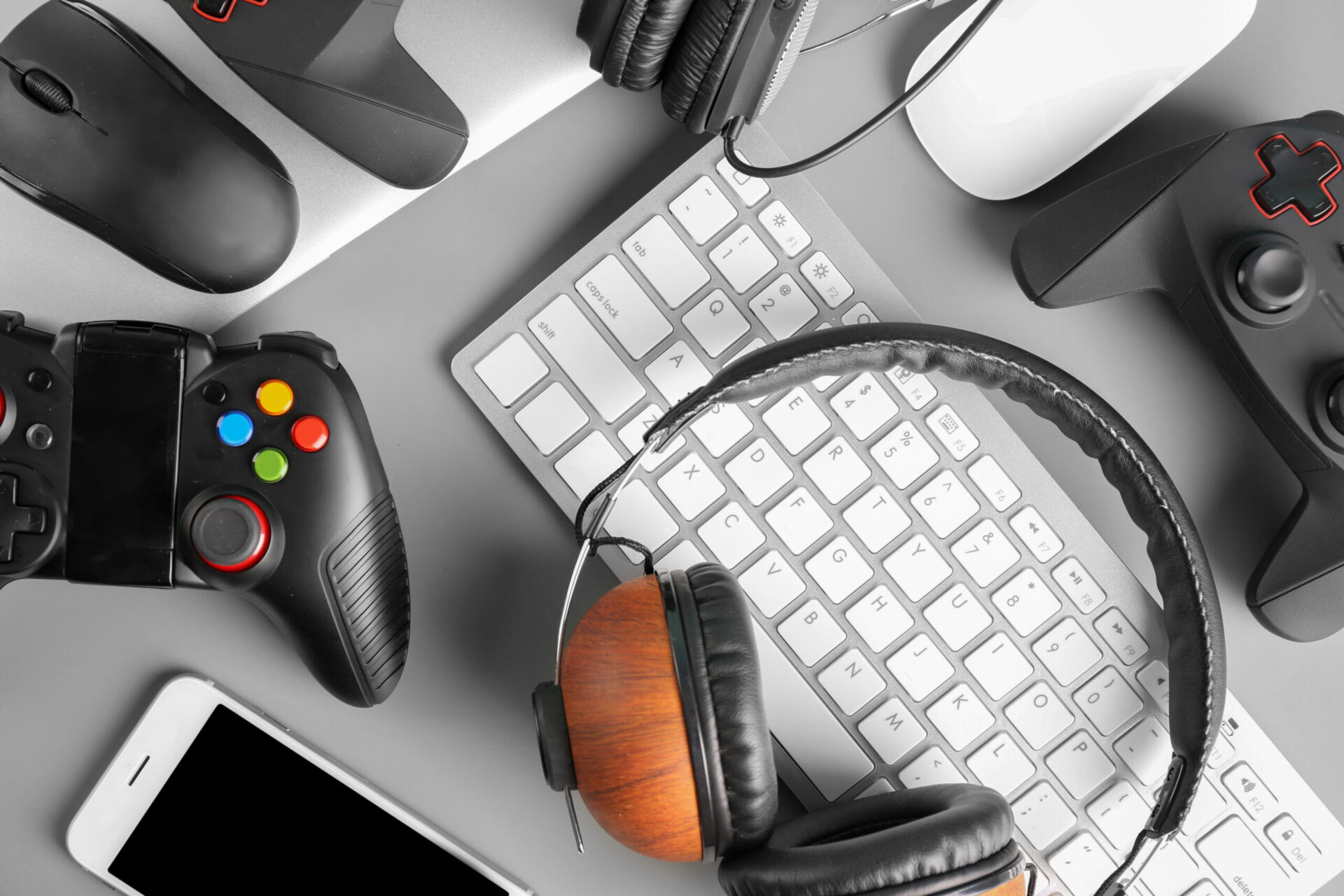 プレゼンター機能付きレーザーポインターとノートパソコン