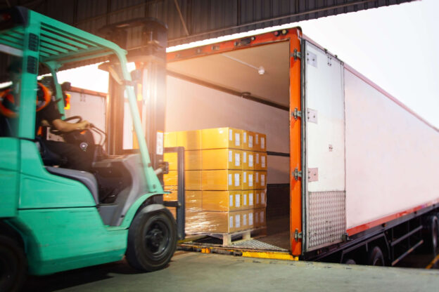フォークリフトがコンテナ内で荷物を運ぶ様子