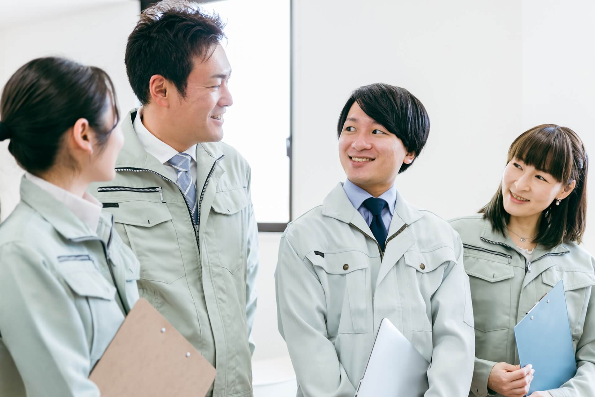 作業服を着た社員が相談に乗っている様子